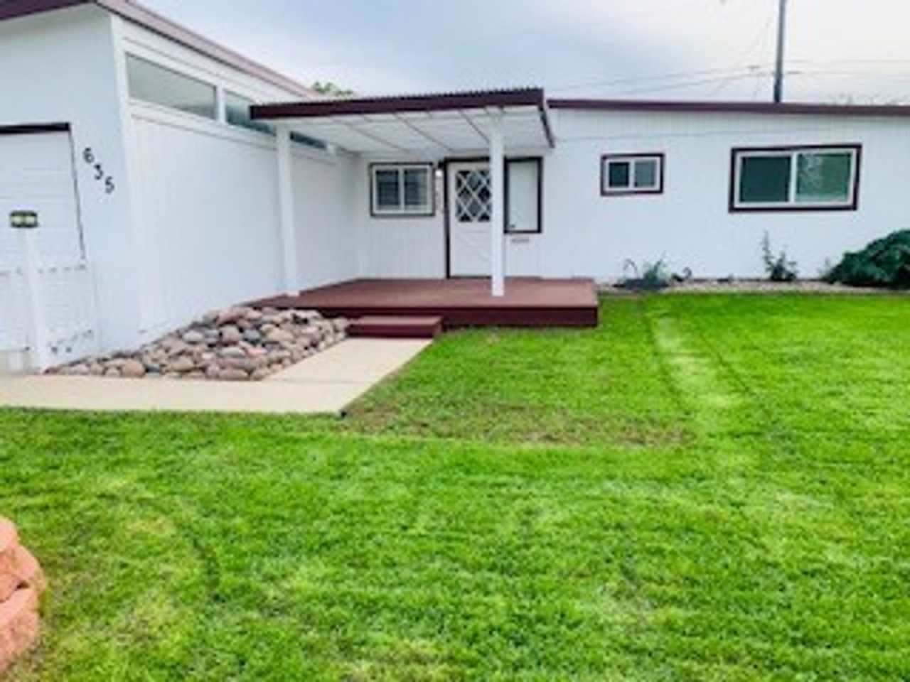 Renovated 3+3 with extremely large family room and spacious rooms and Air conditioning