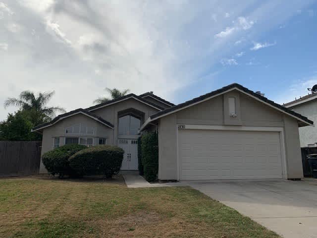 $500 MOVE IN SPECIAL !! Spacious 3 Bedroom / 2 Bath Home with a Bonus Family Room in Tracy!!!