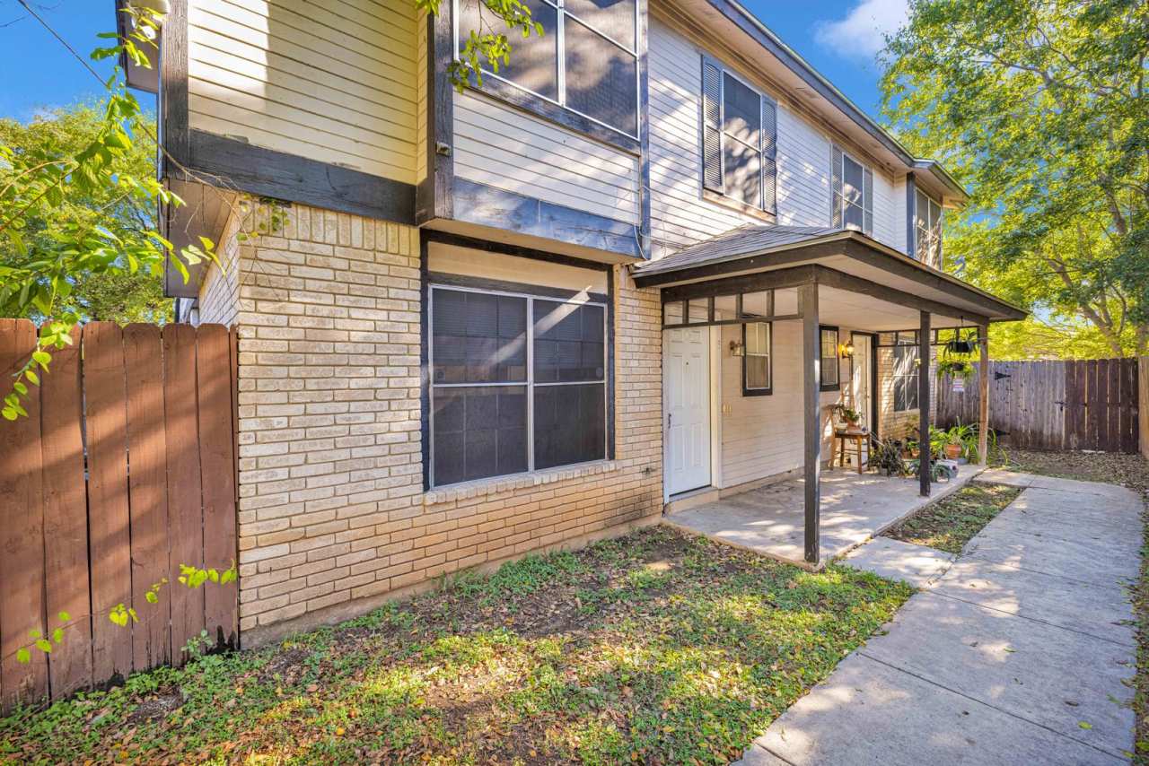 2 Bedroom Townhome in NW side for Rent! 50% off the first month's rent with a February move in