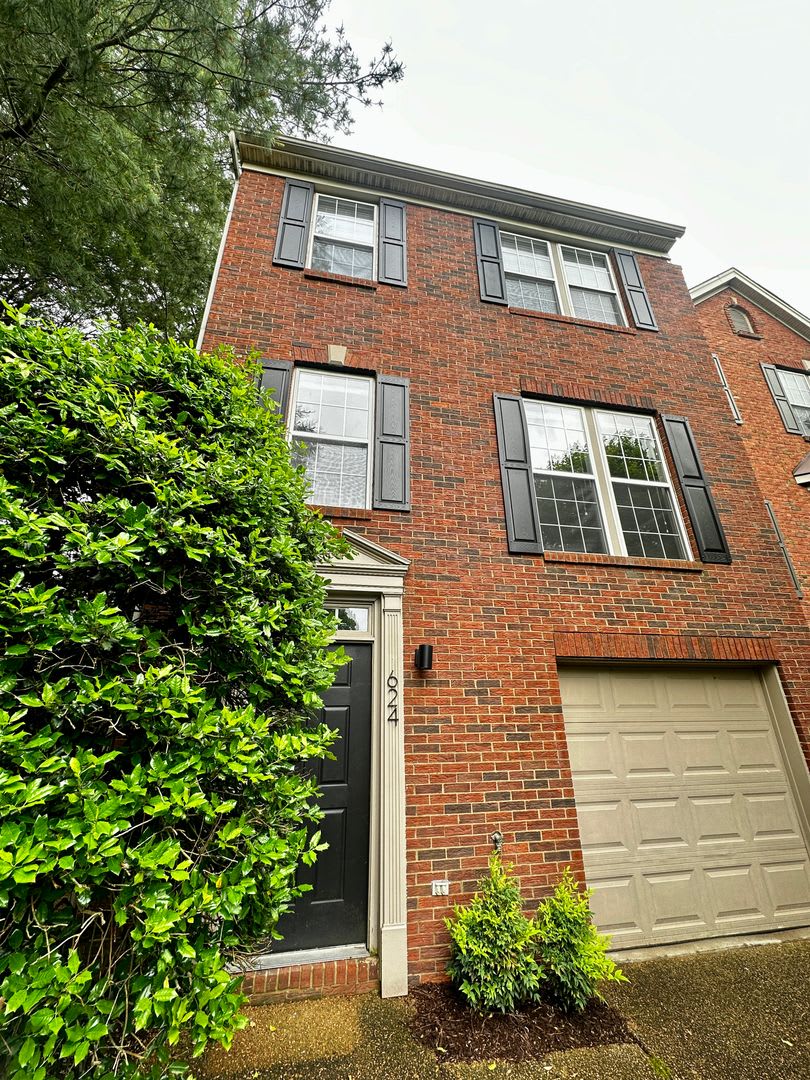 3 story 3/BR 2.5 BA in the heart of Cool Springs and minutes from the Factory in Franklin!