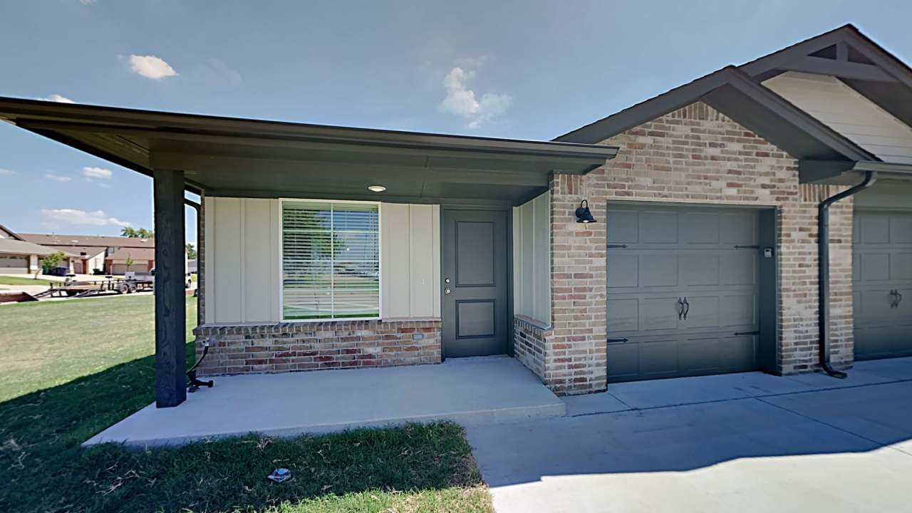 2 Bedroom 2 Bathroom 1 Car Garage Duplex Close to Broadway Extension, a short distance from Edmond and easy access to downtown OKC