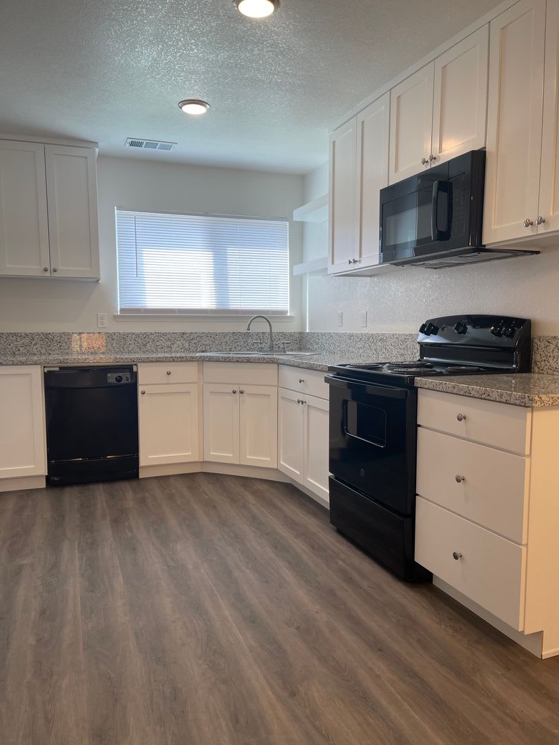 2 WEEKS FREE RENT November Special - Townhouse in a gated community near Creekside Golf Course