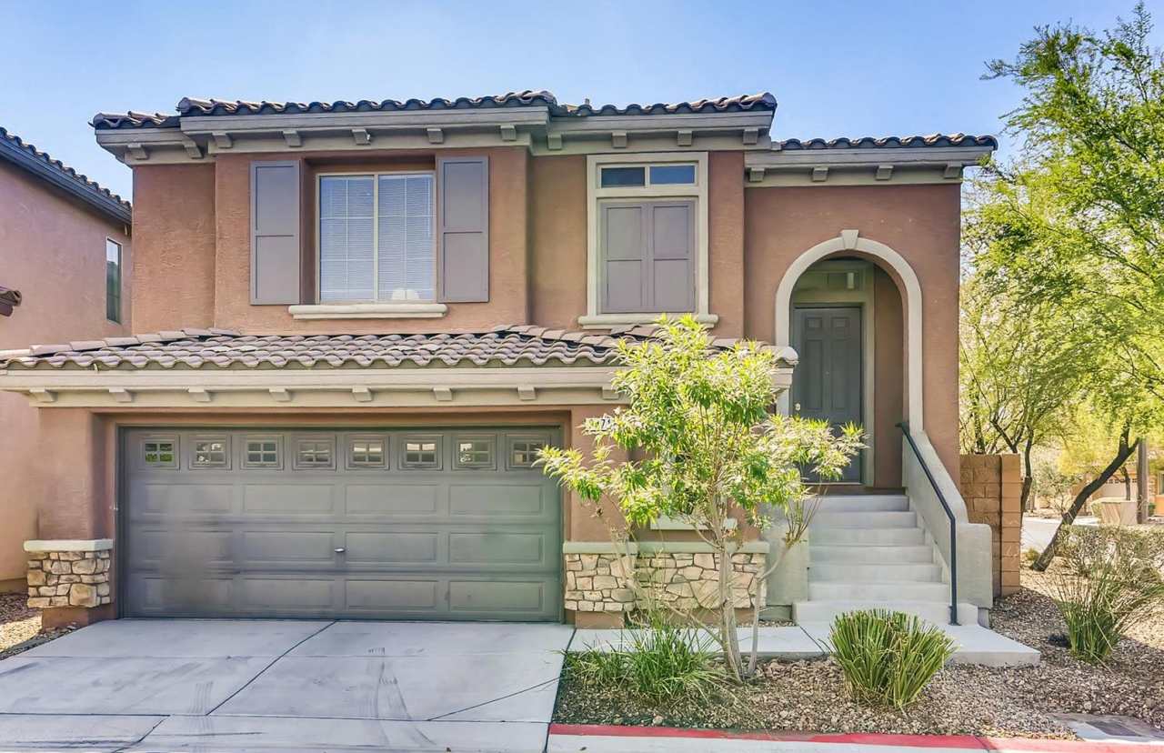 Stunning 2 Story Mountains Edge Home!