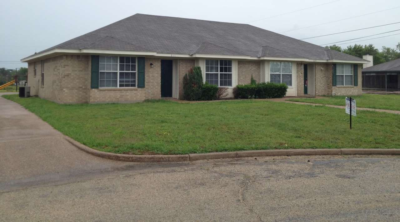 Duplex *LEASING SPECIAL AVAILABLE*