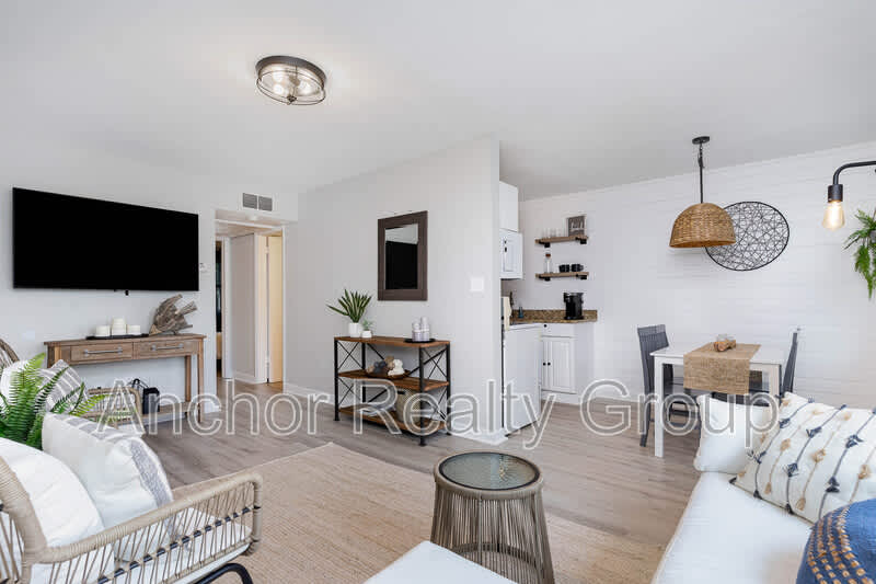 909 Pacific Avenue - 1