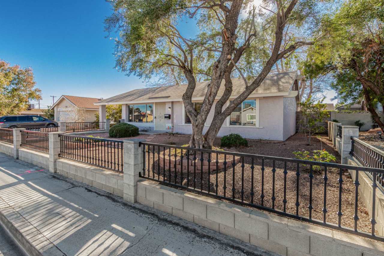 Well maintained Single Story Home in the heart of Las Vegas!