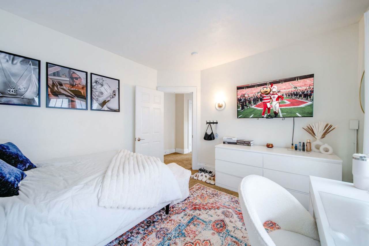 Ultimate 6-Bedroom House with Modern Kitchen, Baths  Private Parking!