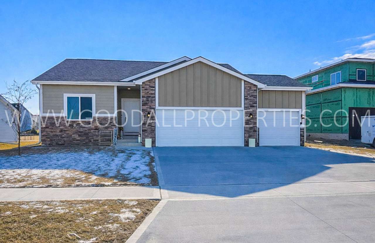 Must See 4 Bedroom Ranch in Clive with finished Basement !