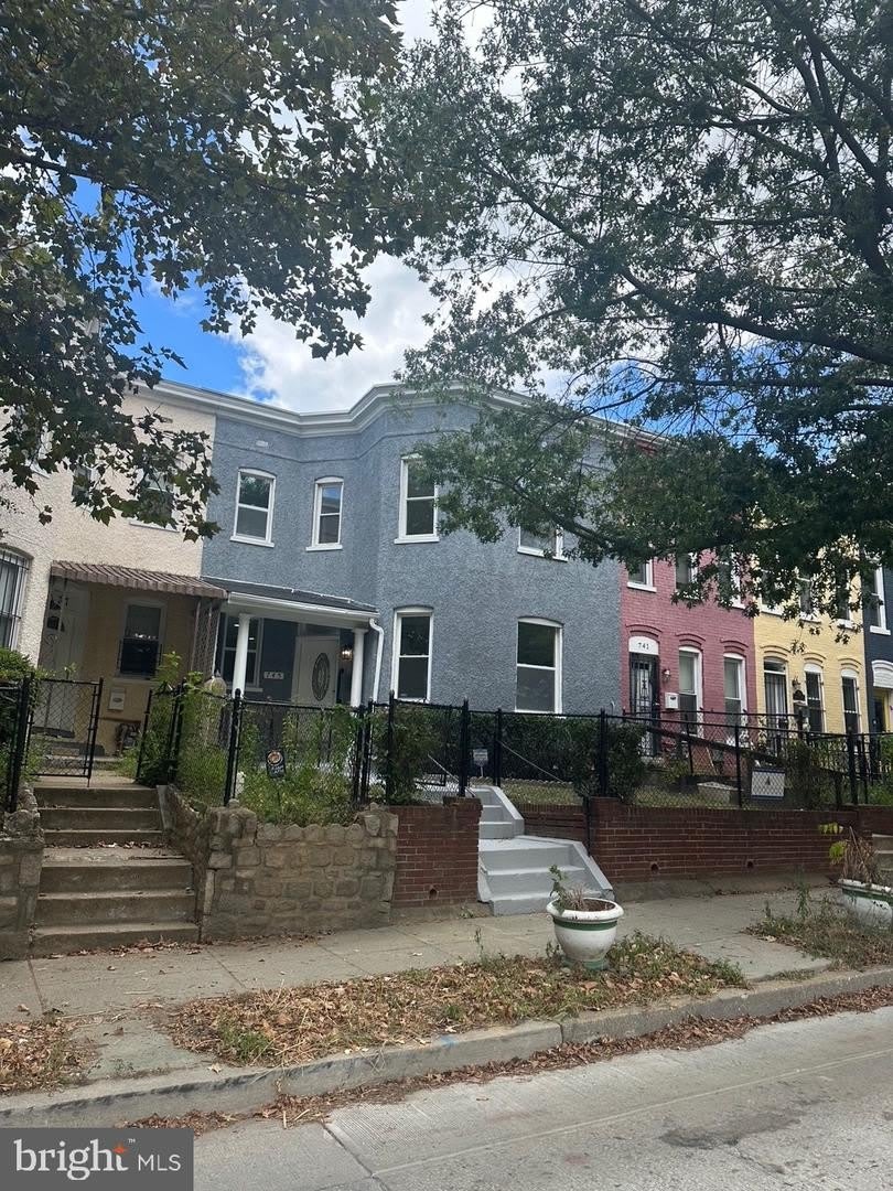 745 KENYON ST NW