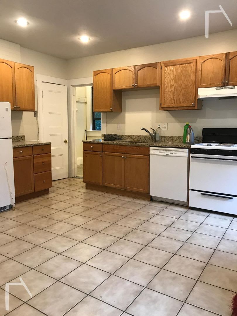 Attention Bands!!!! Enormous Allston Single Family 6 Bed - Full Basement With Stage!!! Available 9/1. NO FEE!!!