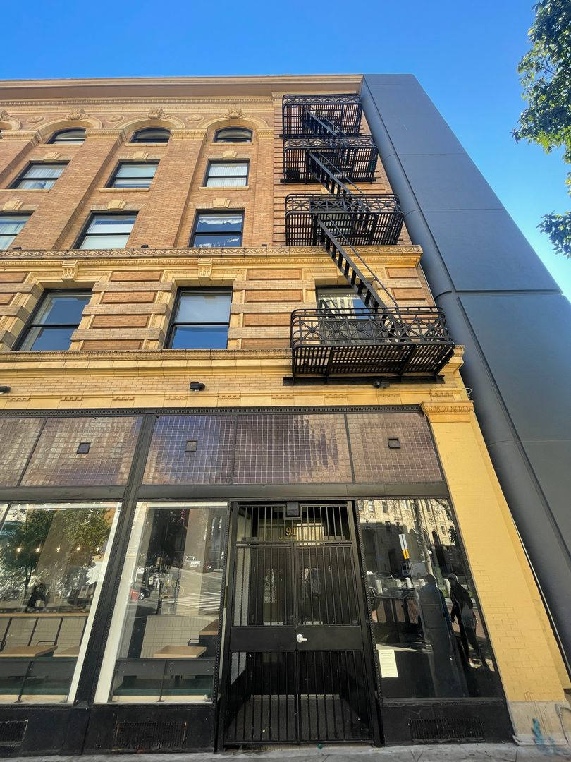 Beautifully Landmark Building with a 1BD/1BATH Located in the Heart of San Francisco!!!!