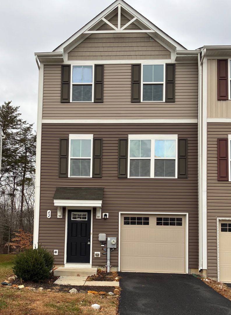 Beautiful 2019 End-of-Group Townhome – 3 Bed, 2 Bath, 1-Car Garage