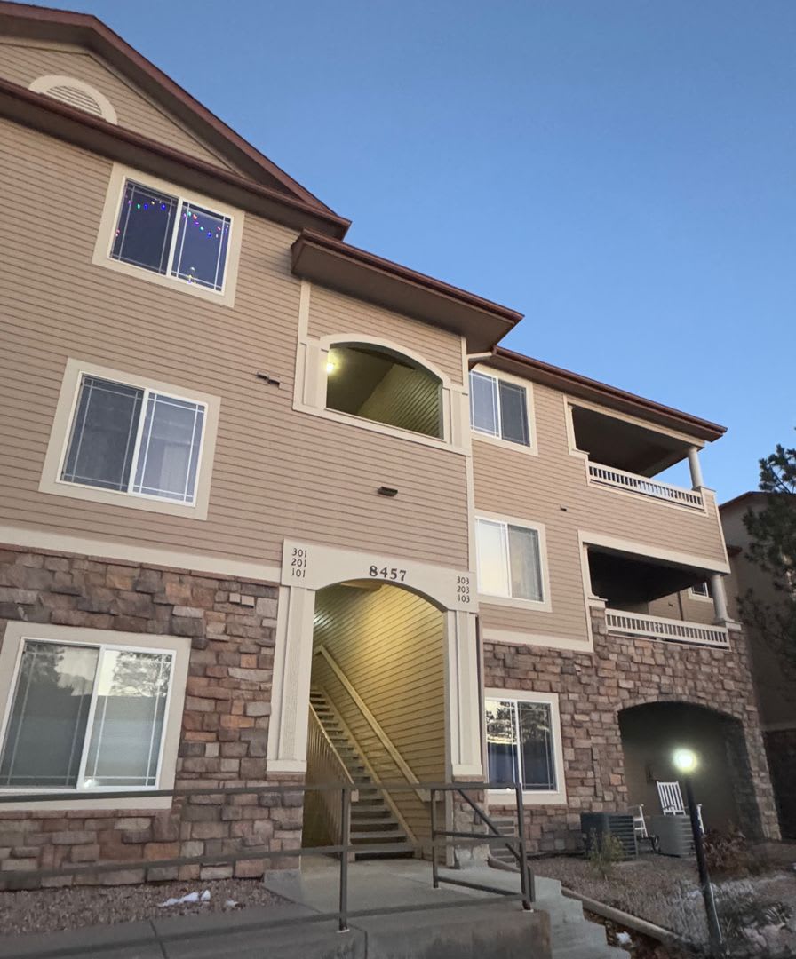 SW Littleton Top Floor Condo with Mountain Views!