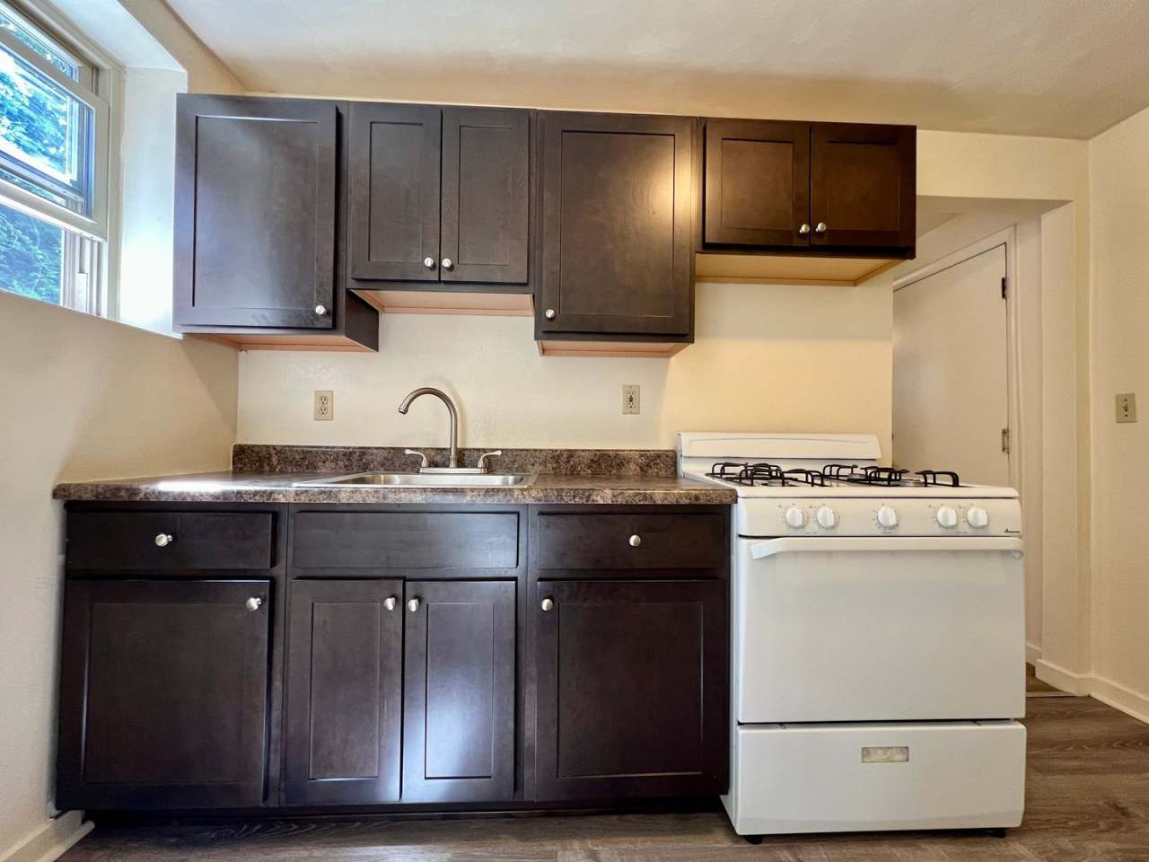 Large 1 BR Apartment in Lovely South Oakland Location! CALL TODAY TO TOUR!