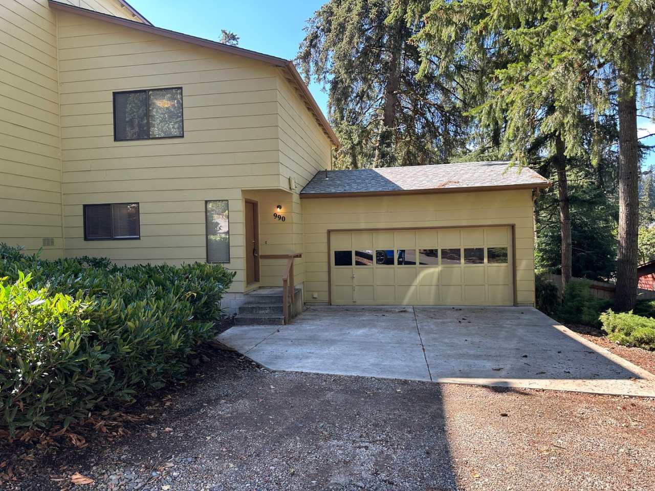 2 bedroom 1.5 bathroom duplex in quiet Thurston neighborhood!