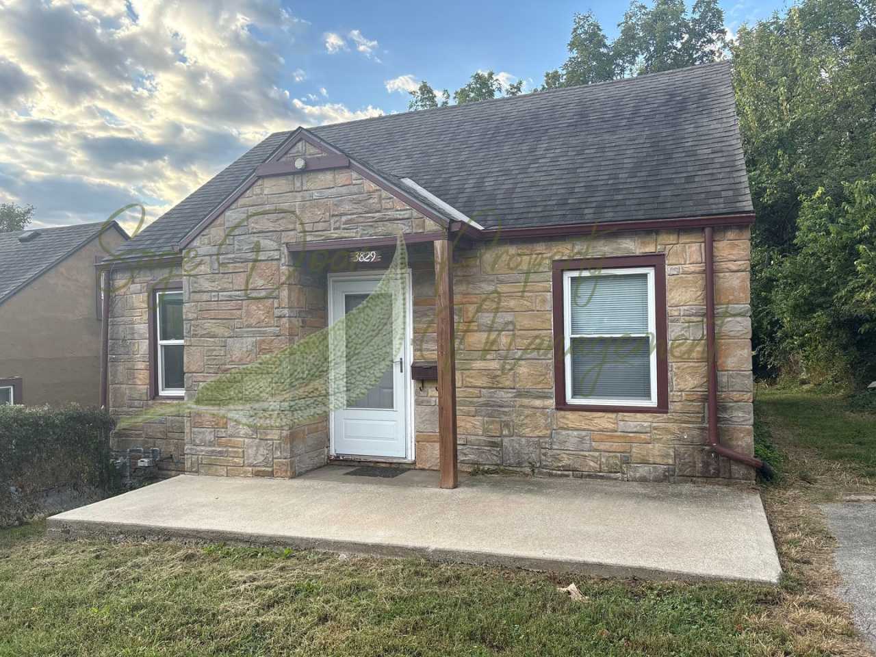 UPSTAIRS LOFT SPACE!!!