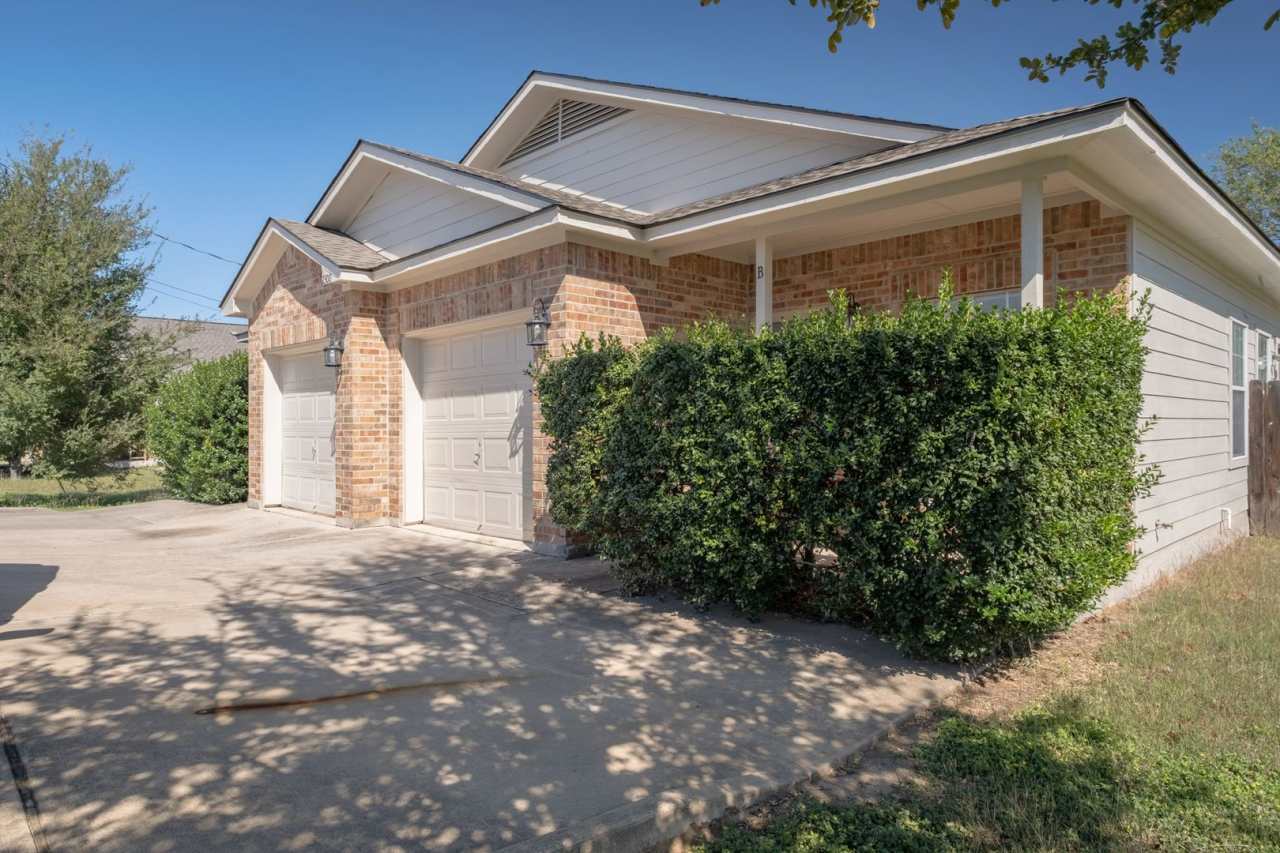 Now Leasing – 3 Bedroom, 2 Bath Duplex in the Heart of Leander!