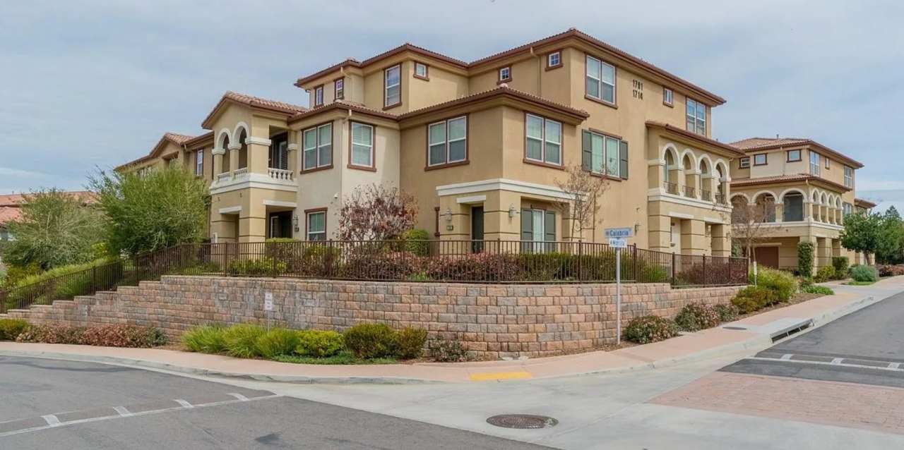 Tri-Level Townhome Located In Sky Ranch