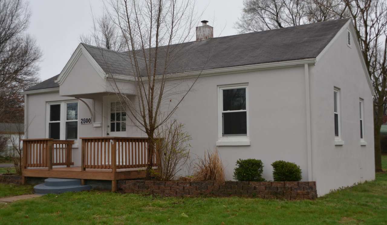 ADORABLE 2 BEDROOM 1 BATHROOM HOUSE AVAILABLE NOW