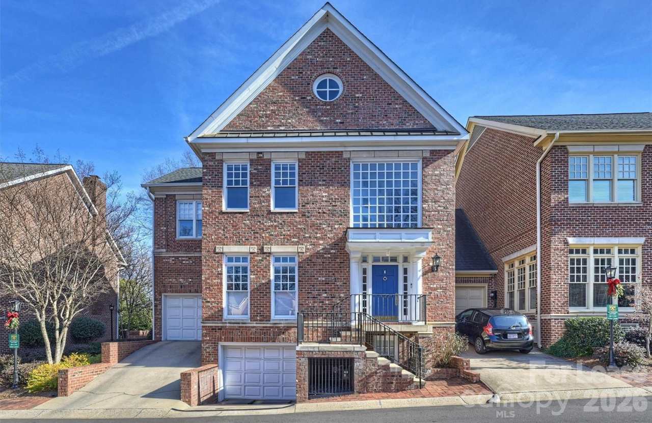 1124 Dilworth Crescent Row