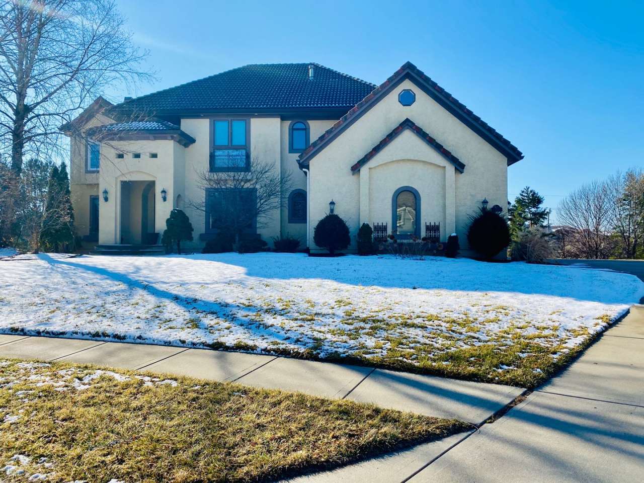 {5183} Spacious Home in White Horse + Three Car Garage + Finished Basement + Community Pool