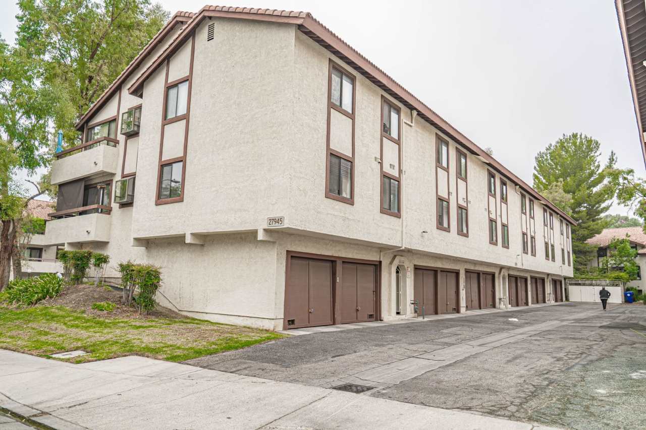 3 Bedroom Townhome for Rent in Canyon Country!