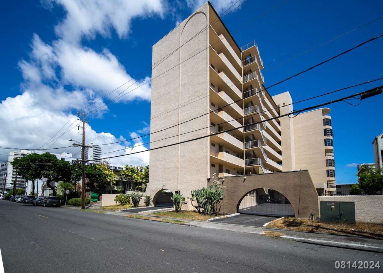 $2300 1 bd 2 ba 1 pkg -1447 Kewalo #705