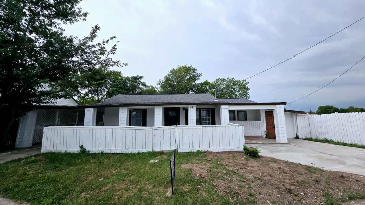 Charming 3-Bedroom Home for Lease in Downtown Manor, TX