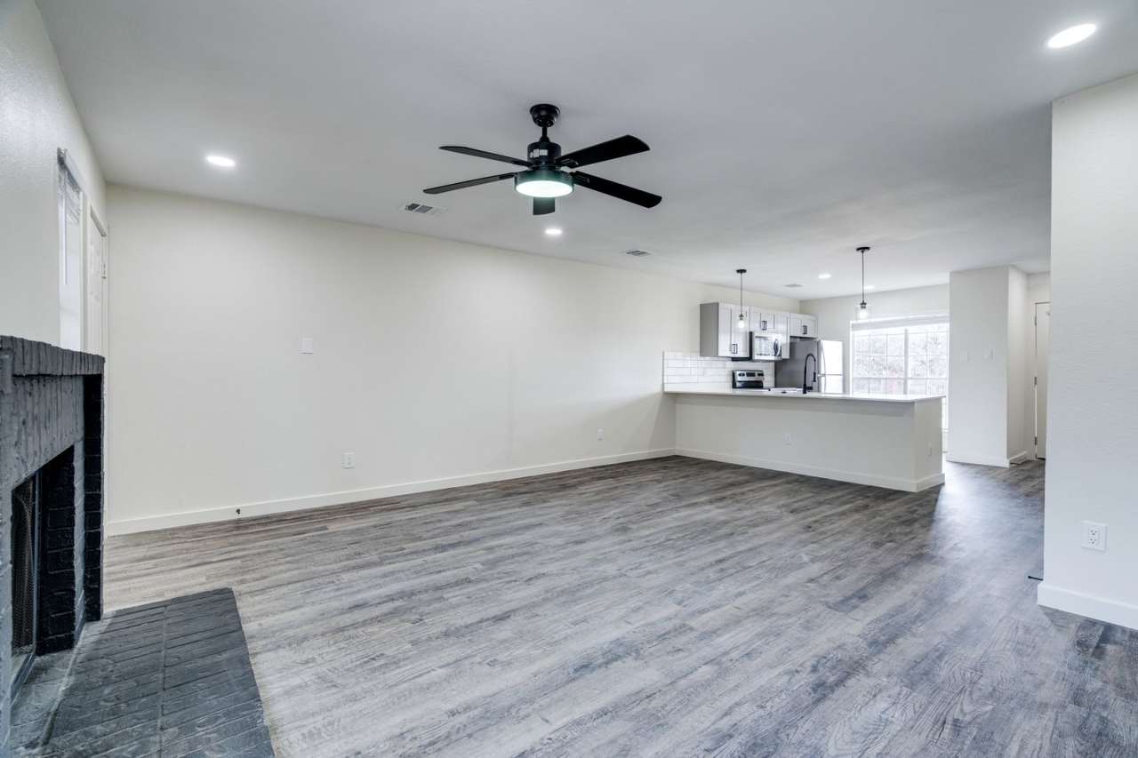 RIVER CROSSING ATX - 2BD/2.5BA - TOWNHOUSE - NEAR DOWNTOWN - NEW INTERIOR - $1700