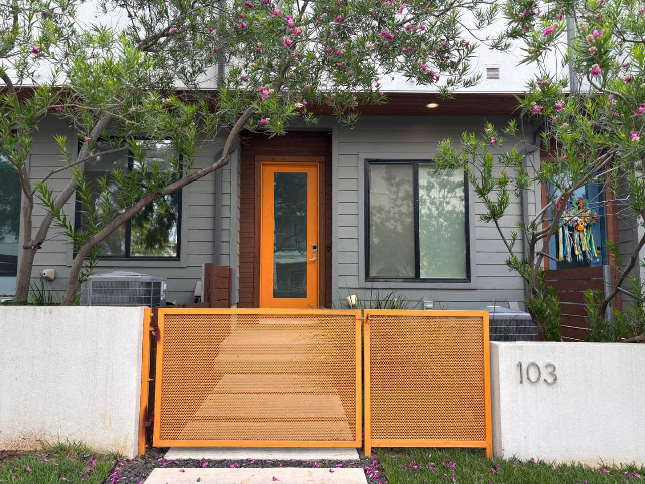 Gorgeous 2 Story Townhome in the Heart of Broadway/St. Marys