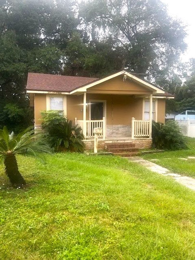 Spacious 2 bedroom 1 bath with sunroom and large yard!!