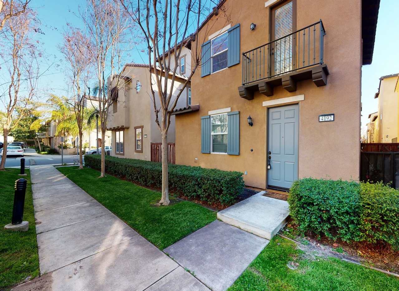 ELEGANT 3 BD / 3 BA CONDO, PLUS A BONUS ROOM IN MONTCLAIR