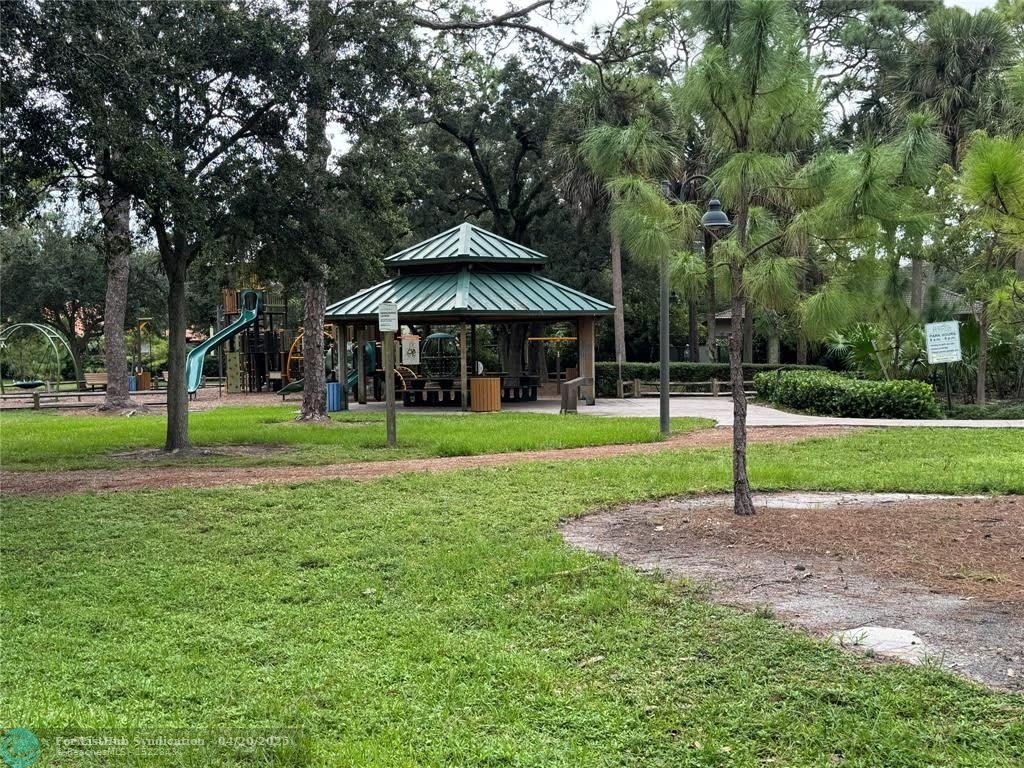 913 SW 15th Ter