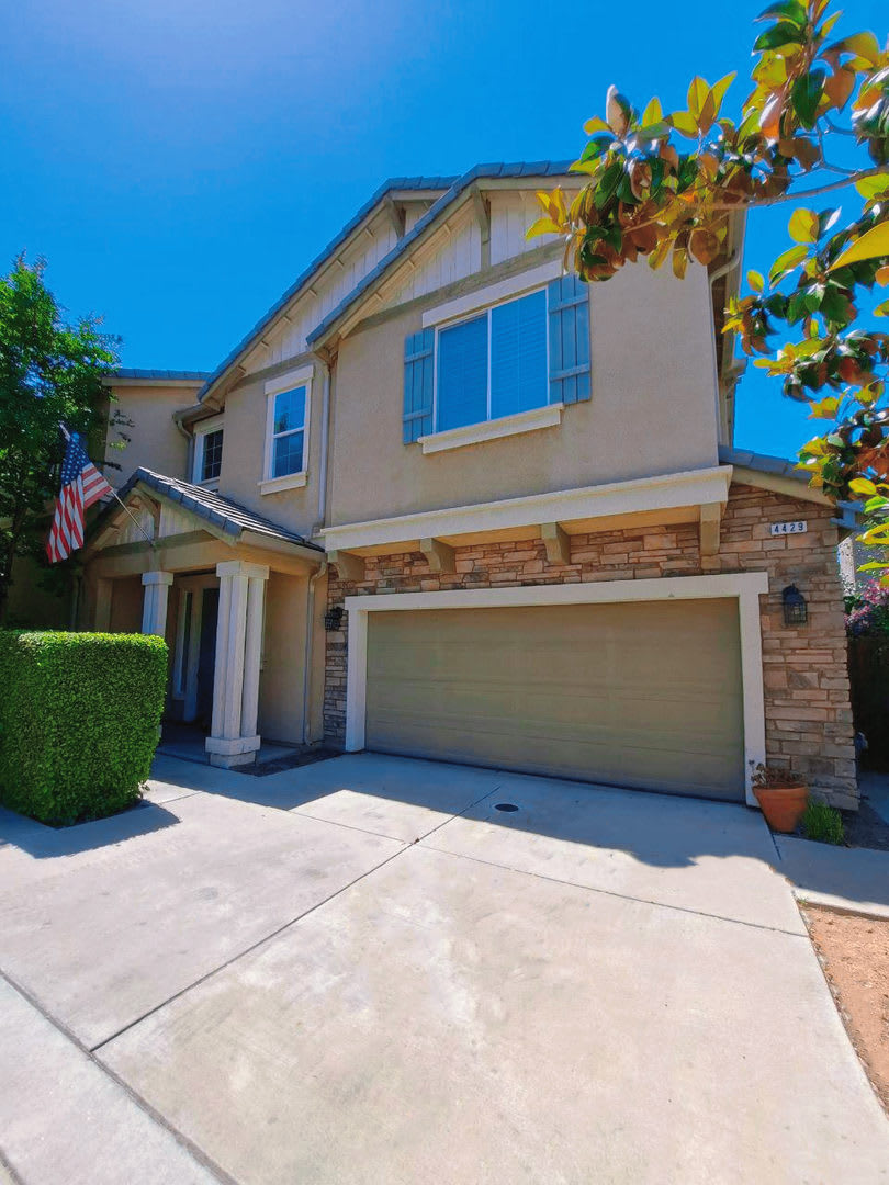 Beautiful 4 Bedroom Home Near Island Waterpark!