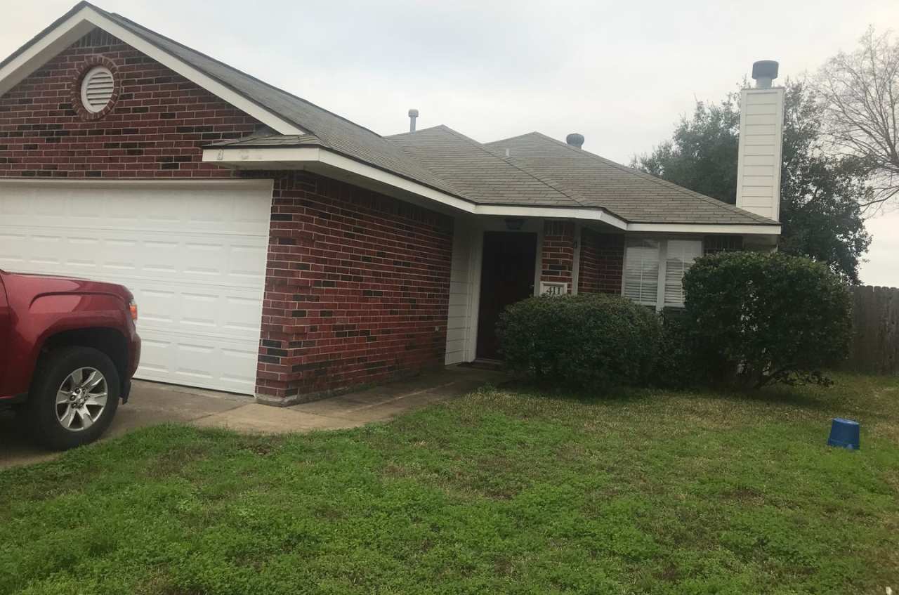 3/2 House With Fence Yard!