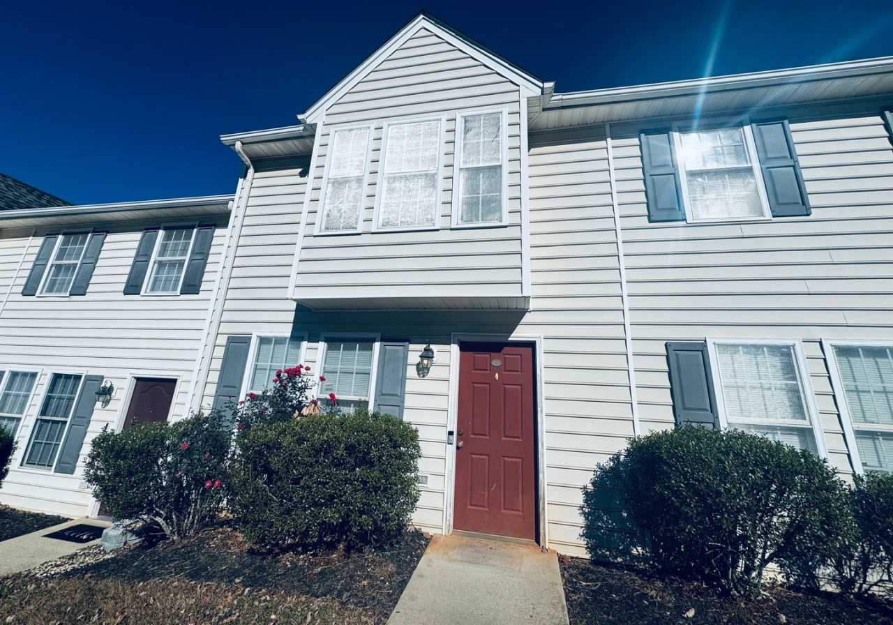 Beautiful Town House, Conveniently located.