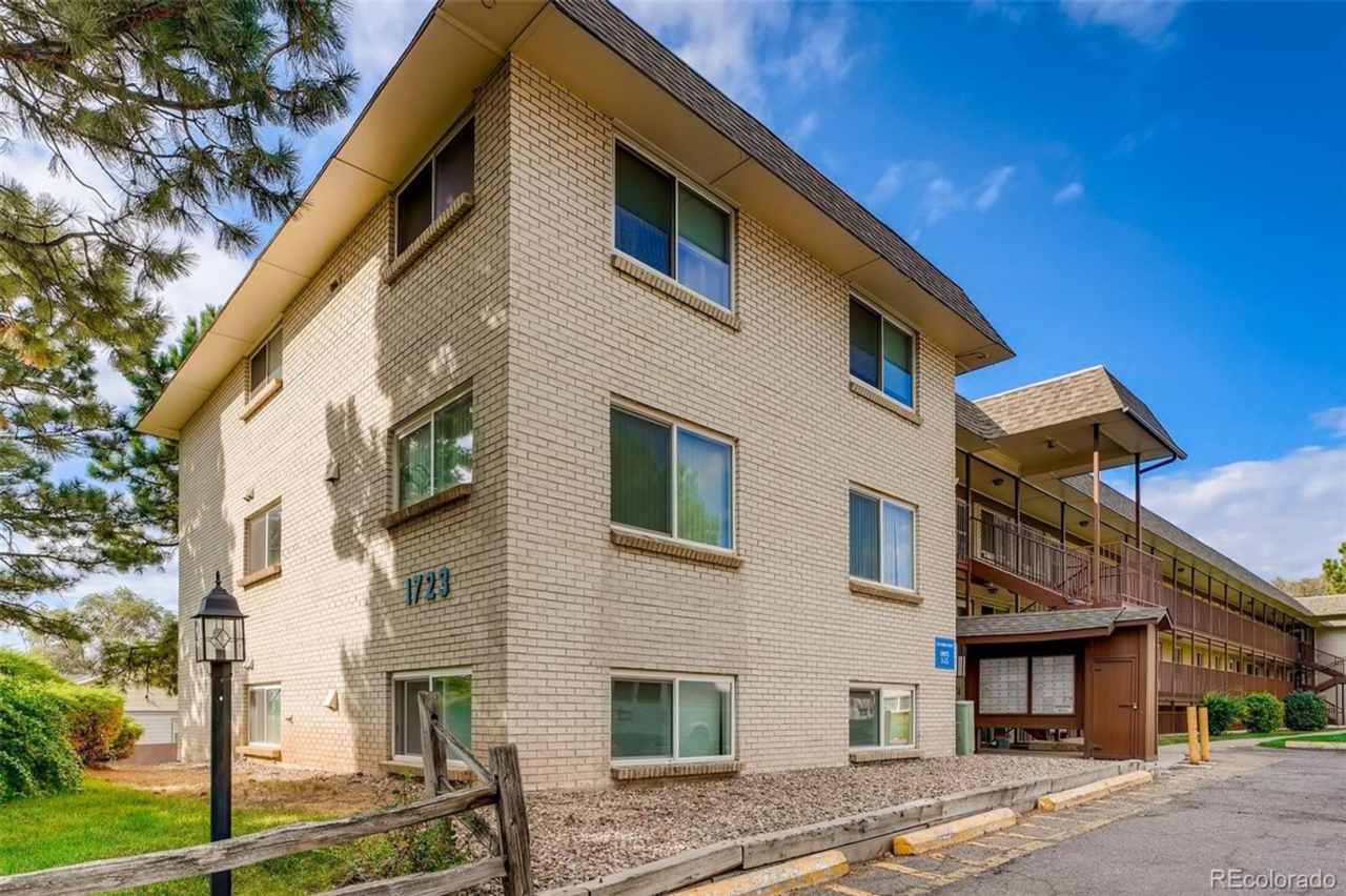 3 Bedroom 2 Bathroom Condo in Lakewood