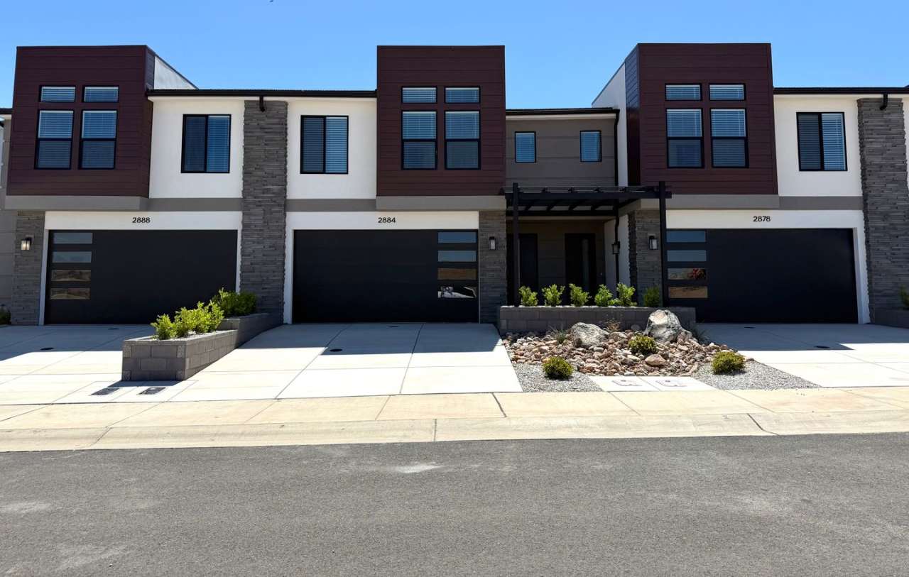 Brand-New Desert Vista Townhome - Pool Access