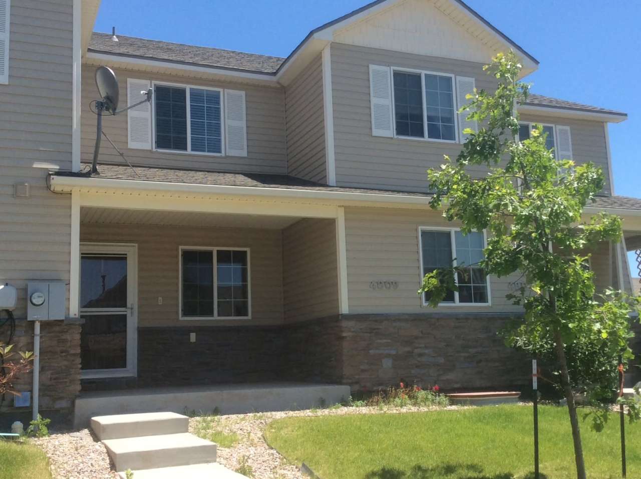 5 BEDROOM, 4 BATHROOM TOWNHOUSE WITH 2 CAR DETACHED GARAGE