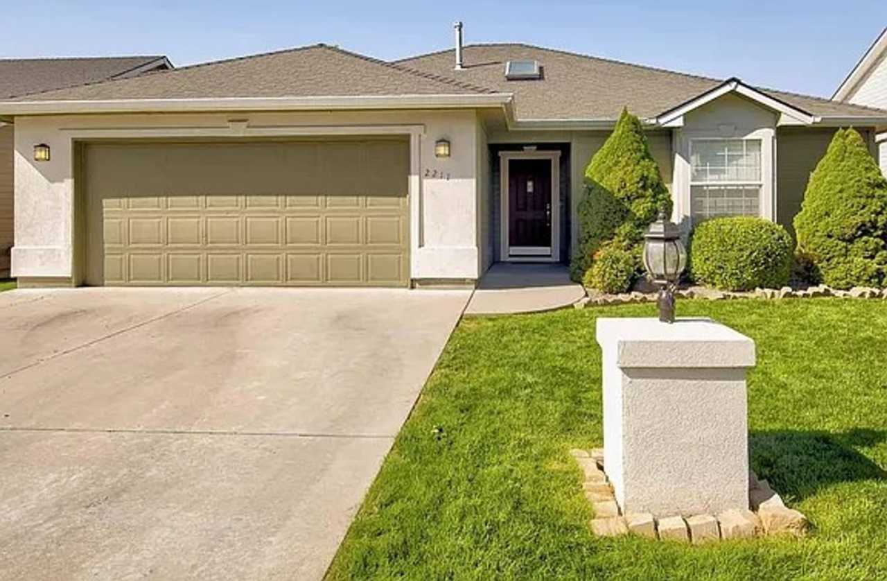 Adorable 3 bed 2 bath Meridian home just off of Black Cat and Cherry Ln