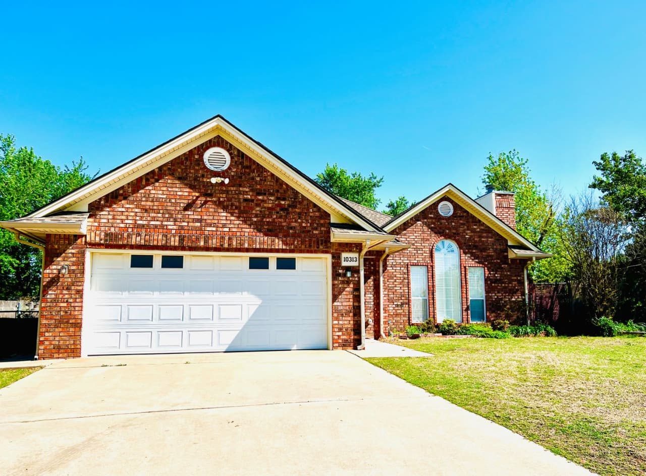 Beautiful 3BD 2BA Corner-Lot Home Located in Midwest City!!