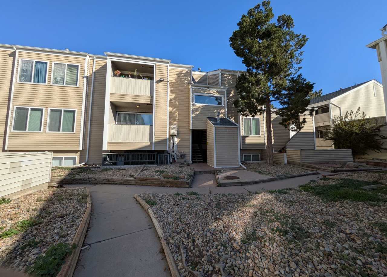 2 Bedroom 1 Bathroom Condo available NOW!