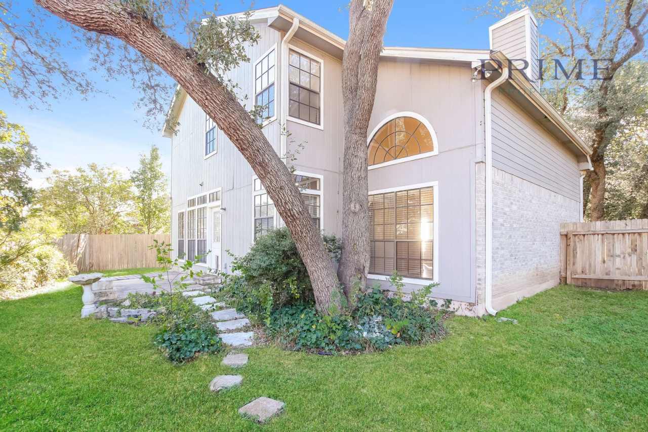 Beautiful home located in quiet cul-de-sac!