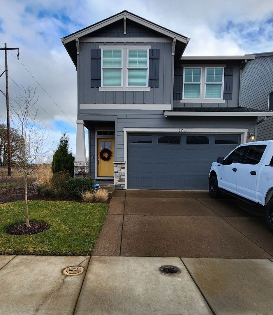 3 bedroom 2.5 bath home in Albany; convenient commuting location to Salem, Lebanon, Corvallis