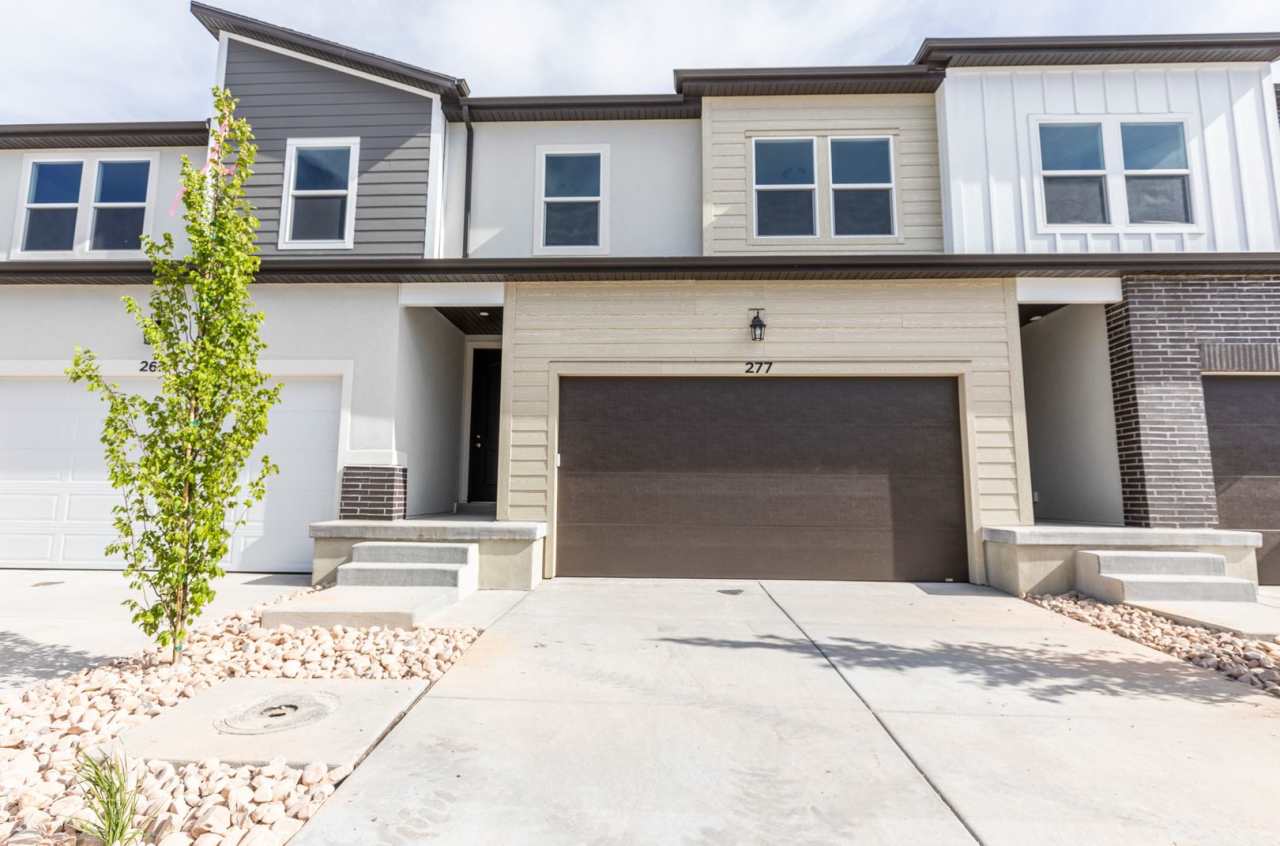 Stunning 4 Bed Townhouse in Vineyard Lakefront *** Get Settled, On Us! 2 Months Rent-Free! Offer valid for leases beginning June 1st or sooner.