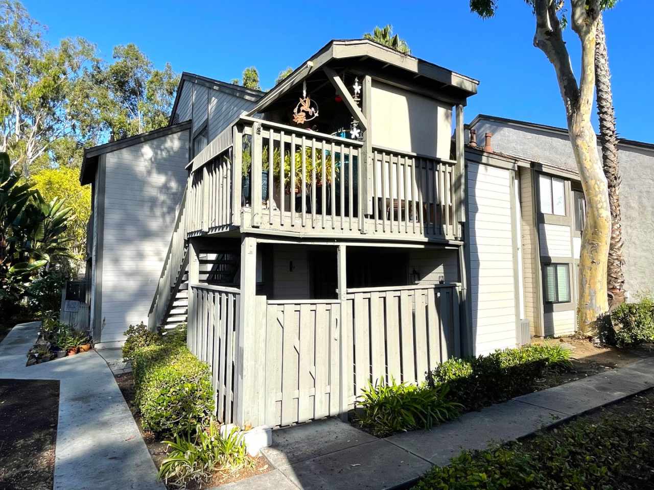 Lovely Condo Available in Vista!