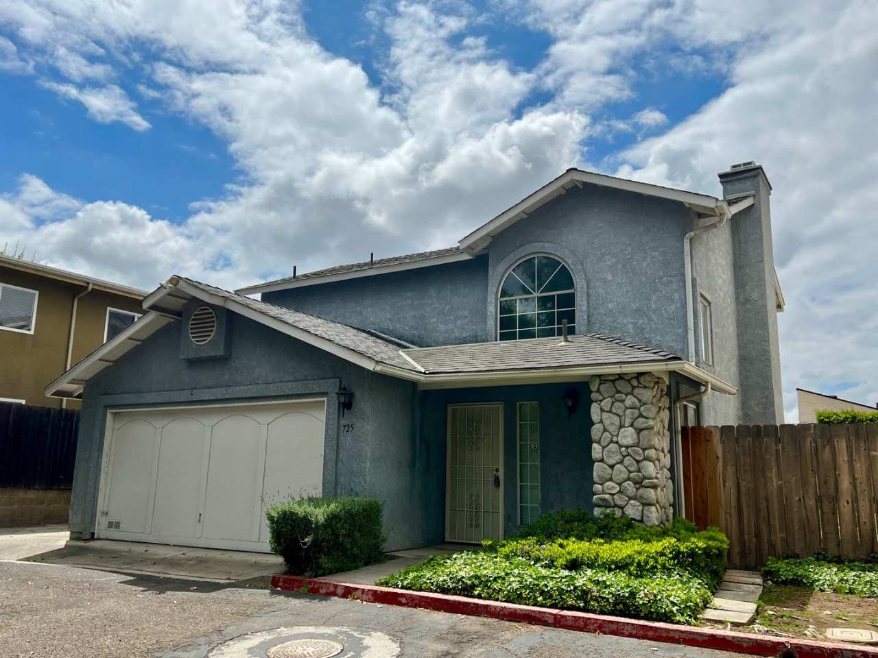 Two Story, 2 Bedroom 2.5 Bath House w/Central A/C, 2 Car Garage in El Cajon