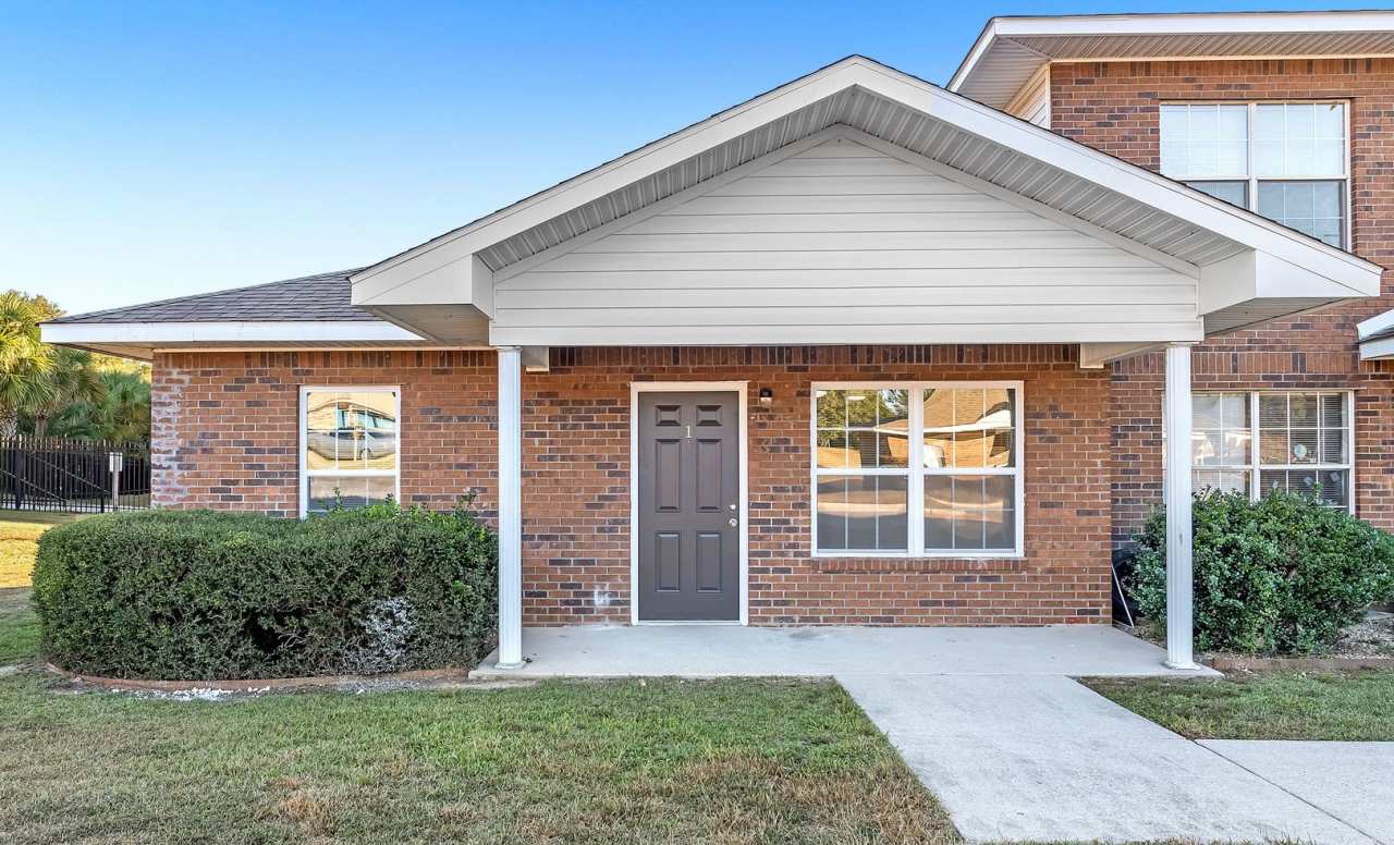 Luxury Vinyl Plank Flooring********* Rent $1200/month********* Renovated 1 Bedroom 1 Bath