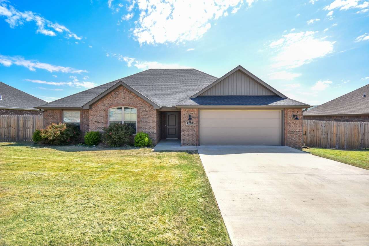 Stunning 3 bedroom, 2 bathroom Home available in Prairie Grove!