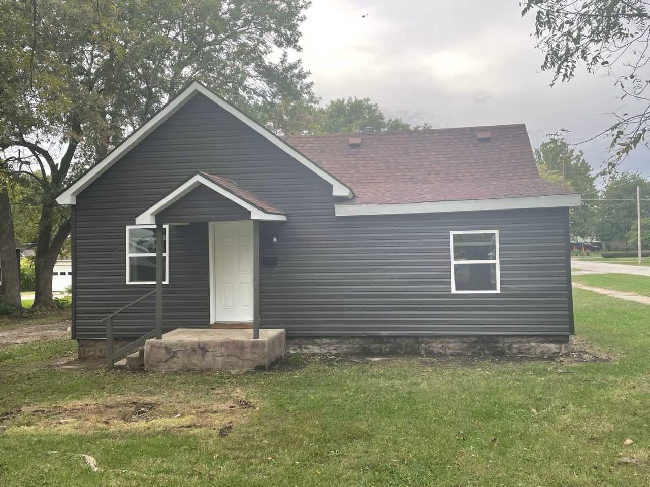 PRE-LEASING OCCUPIED - Available 5/29/25 Very nice 2BR/1BA House